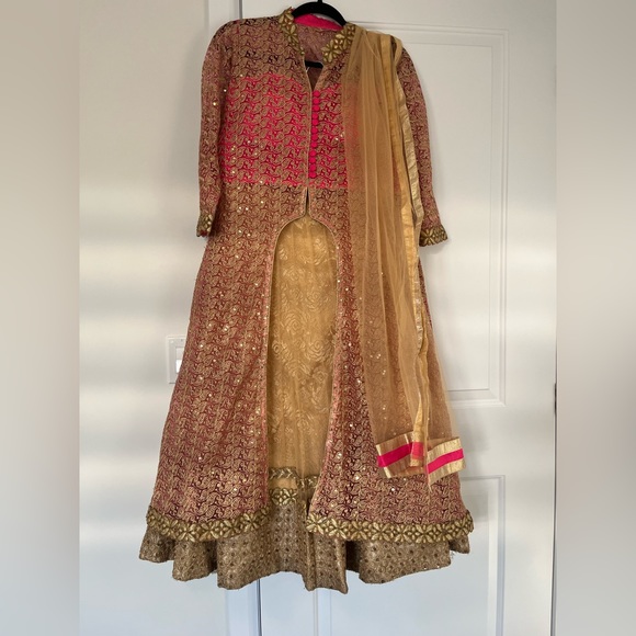 Indian traditional lengha/ sarara beautiful golden n pink combination - Picture 3 of 4